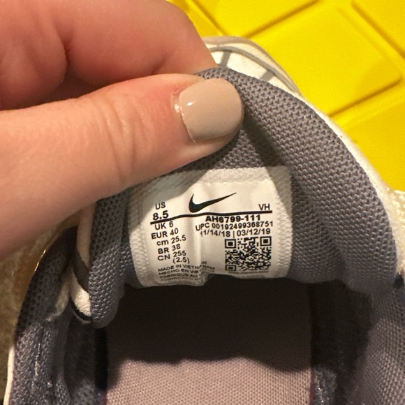 Nike AIRMAX lavender sneakers - Picture 5 of 5